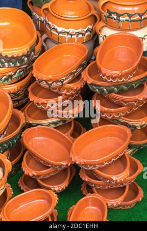 Traditionelle Steingut Tontöpfe für langsame Kochkeramik Stockfoto