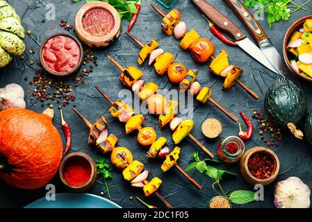 Vegetarischer Kürbis und gelbe Tomatenkebabs.Kürbis auf Spieße gebraten. Stockfoto