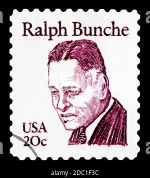 VEREINIGTE STAATEN von AMERIKA - UM 19: Eine in den Vereinigten Staaten gedruckte Briefmarke, zeigt Ralph Bunche, um 1982. Stockfoto