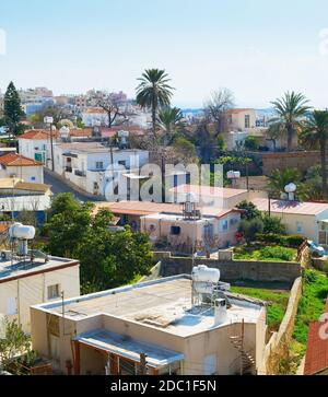 Luftbild von Paphos Stadt, Häuser der typischen Architektur, Zypern Stockfoto