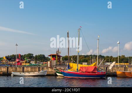 Schiffe im Stadthafen Rostock, Deutschland. Stockfoto