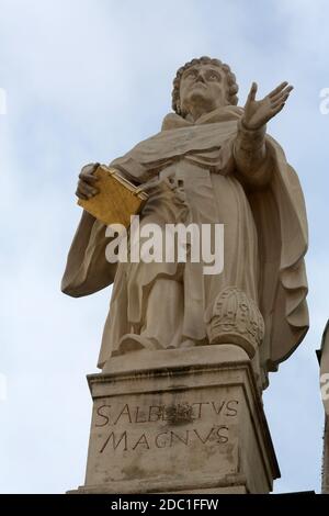 Albertus Magnus auch bekannt als Albert der große und Albert von Köln an der Fassade der Dominikanerkirche in Wien, Österreich am 10. Oktober 2014. Berühmt Stockfoto