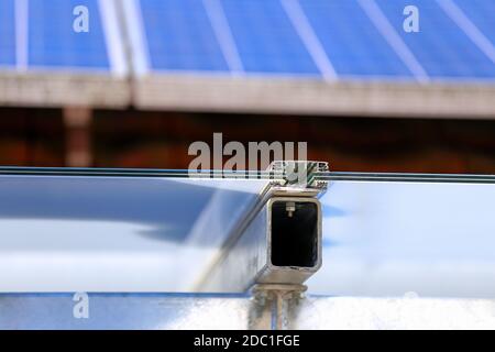 Detail eines mattweißen Glasdachs gegen Sonne und Regen Stockfoto