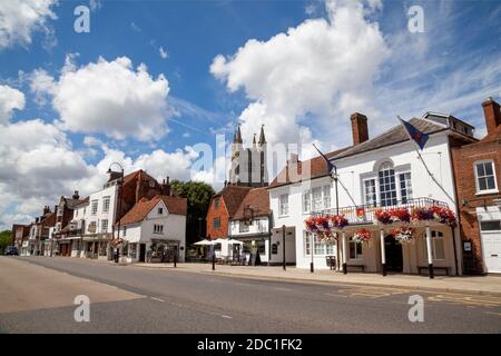 Die malerische Stadt Wealden High Street von Tenterden Kent, England, Großbritannien, GB, an einem Sommertag Stockfoto