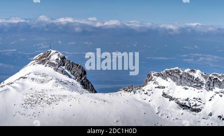 Blick vom Kasprowy Wierch auf den nahen Berggipfel im Winter. Tatra-Gebirge mit schneebedeckten Berggipfeln, Polen Stockfoto