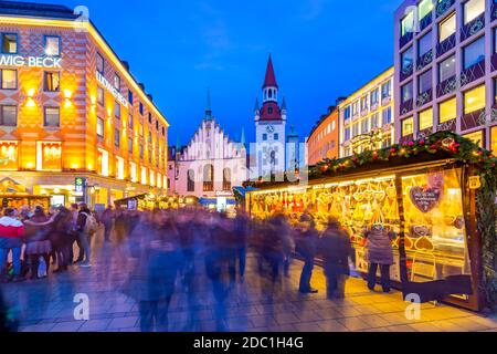 Blick auf den Weihnachtsmarkt am Marienplatz und Das Alte Rathaus in der Abenddämmerung, München, Bayern, Deutschland, Europa Stockfoto