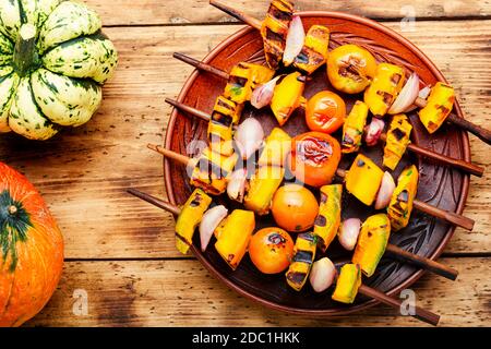 Vegetarisch lecker Kürbis und Tomaten Schaschlik. Kürbis auf Spieße gebraten. Stockfoto