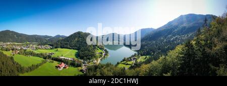 Lunzer See in den Ybbstal Alpen. Luftpanorama zum idyllischen See in Niederösterreich. Stockfoto