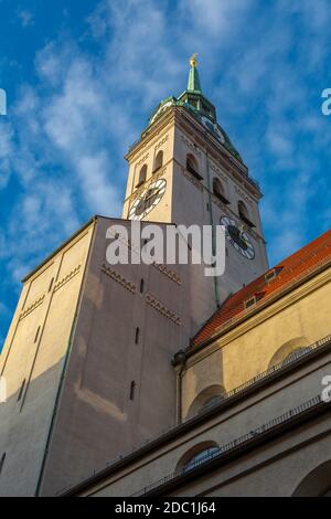 Blick auf den Glockenturm der St. Peter Kirche, München, Bayern, Deutschland, Europa Stockfoto
