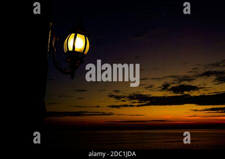 Wunderschöner Sonnenuntergang oder Sonnenaufgang am Strand Stockfoto