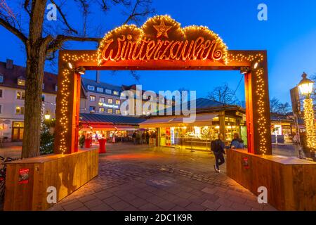 Eintritt zum Weihnachtsmarkt Viktualienmarkt in der Abenddämmerung, München, Bayern, Deutschland, Europa Stockfoto