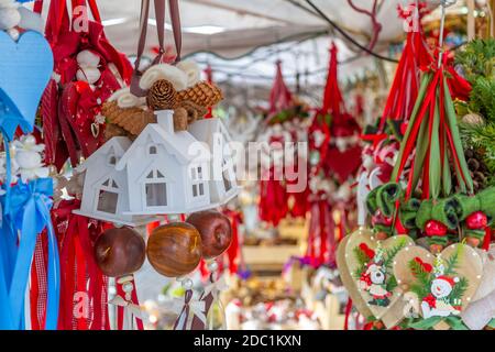 Weihnachtsschmuck auf dem Viktualienmarkt Weihnachtsmarkt, München, Bayern, Deutschland, Europa Stockfoto