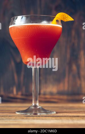 Glas Blut und Sand Cocktail in martiniglas garniert Mit Orangenschale Stockfoto