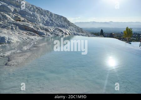 Natürliche Travertin Pools und Terrassen in Pamukkale. Pamukkale, Türkei Stockfoto