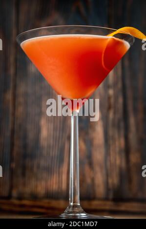 Glas Blut und Sand Cocktail in martiniglas garniert Mit Orangenschale Stockfoto