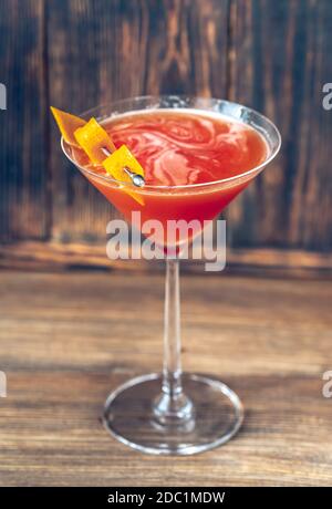 Glas Blut und Sand Cocktail in martiniglas garniert Mit Orangenschale Stockfoto