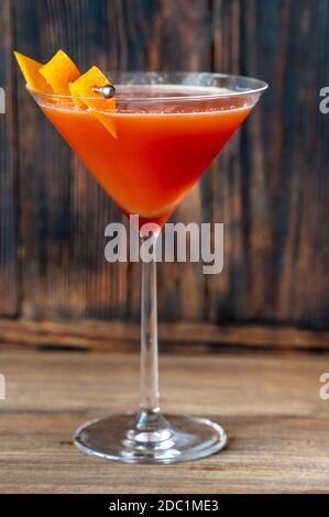 Glas Blut und Sand Cocktail in martiniglas garniert Mit Orangenschale Stockfoto