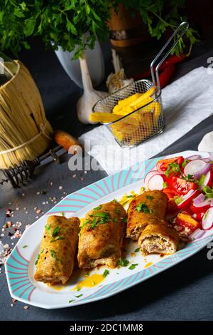 Gemüsebrulade aus Schweinebraten mit Salaten Stockfoto