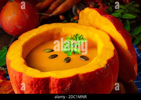 Leckere Kürbissuppe mit Baguette im Herbst Stockfoto