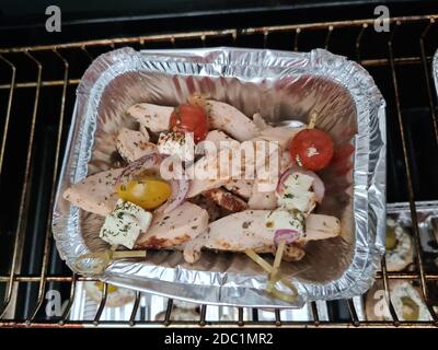 Gegrillte Spieße mit gemischten Gemüse auf einer hölzernen Schneidebrett mit einer vegan Kräuter Dip serviert. Stockfoto