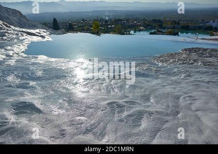 Natürliche Travertin Pools und Terrassen in Pamukkale. Pamukkale, Türkei Stockfoto