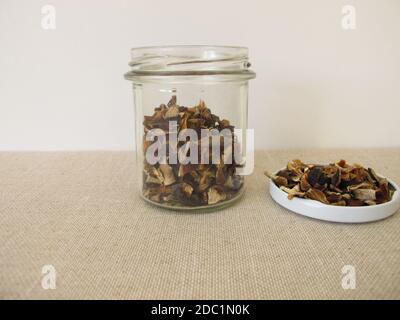 Getrocknete Pilze im Glas, Lorbeer und Steinpilz Stockfoto