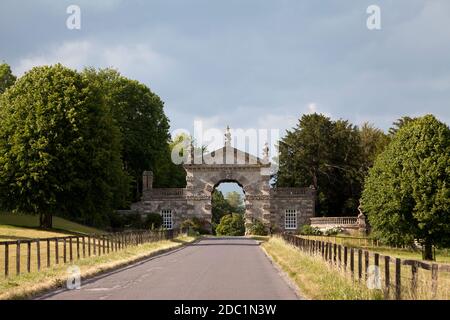 Fonthill Arch, das Tor zum Fonthill Park, bei Fonthill Bishop in Wiltshire. Stockfoto