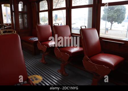 Leere Plätze auf Heritage Tram 10 in Porto, Portugal Stockfoto