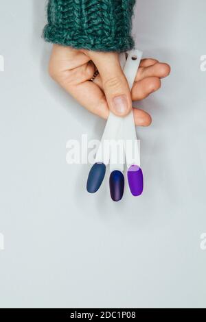 Der Nagelservice bietet eine Vielzahl von Farben an, um die Nagelplatte abzudecken. Maniküre für Salonwerbung. Coole Nuancen für Nägel. Stockfoto