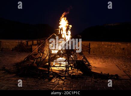 Matera, Italien - 17. September; 2019: Band 25; Szenen von Bränden und Explosionen; aus dem Film "keine Zeit" in Sassi, zu sterben; Matera, Italien. Stockfoto