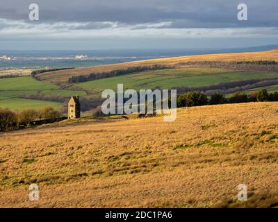 Rivington Pike und Winter Hill über Anglezarke Reservoir in der West pennines Stockfoto