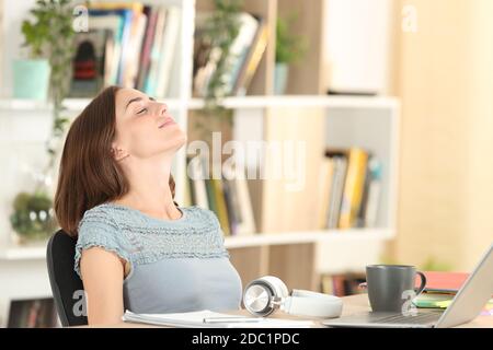 Entspannte Schüler atmen tief frische Luft zu Hause sitzen Stockfoto