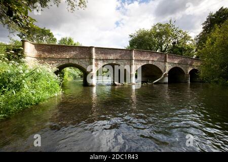 Die Brücke bei Stoford am Fluss Wylye in Wiltshire. Stockfoto