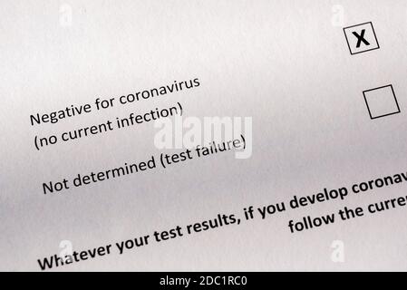 Schreiben des Coronavirus-Testergebnisses. Negatives Testergebnis für COVID 19. University of Oxford, ONS-Buchstabe mit X in keiner aktuellen Infektionsbox. Testergebnis Stockfoto