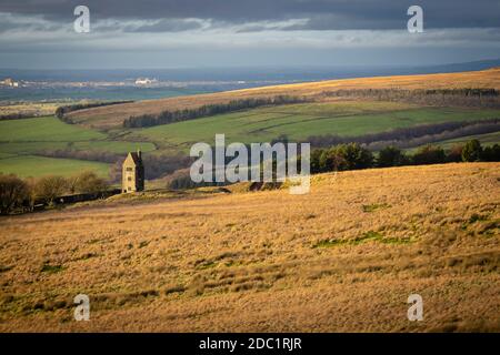 Rivington Pike und Winter Hill über Anglezarke Reservoir in der West pennines Stockfoto