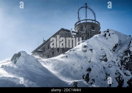 Wetterstation mit Sendeantennen auf dem Gipfel des Berges Kasprowy Wierch bei rauen Winterbedingungen, Polen Stockfoto