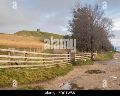 Rivington Pike und Winter Hill über Anglezarke Reservoir in der West pennines Stockfoto