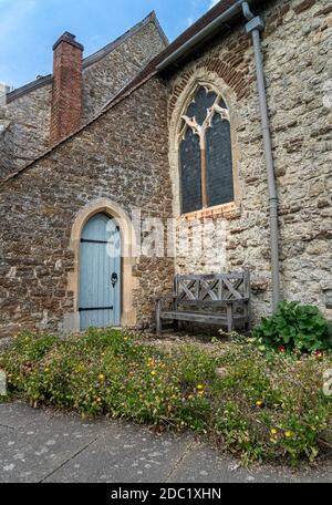 Holztür, Bank und gotisches Fenster der Kirche des Erzengels St. Michael, im Dorf Smarden, Kent, Großbritannien Stockfoto