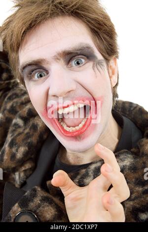 junger Mann verkleidet als Joker, isoliert auf weiss Stockfoto