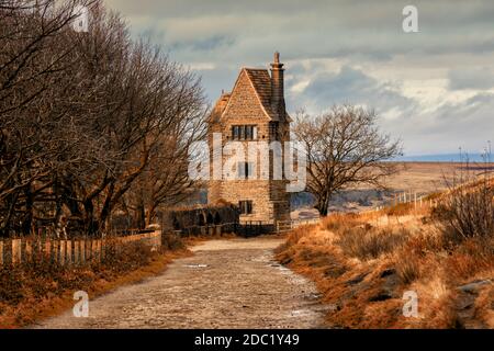 Rivington Pike und Winter Hill über Anglezarke Reservoir in der West pennines Stockfoto