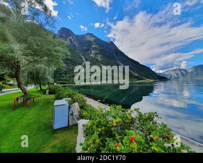 Spiegelung des Himmels und der Berge im blauen Wasser Des Fjords - Eidfjord Stockfoto