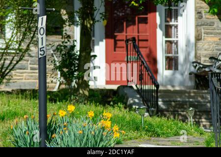 Eine Post mit einer Adressnummer in einer Vorstadtseite Hof in Pennsylvania Stockfoto