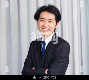 Portrait Nahaufnahme von glücklich asiatischen jungen gutaussehenden Manager professionelle Geschäftsmann lachen zuversichtlich reifen stehen im Anzug lächelnd suchen Kamera Stockfoto