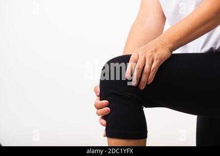 Nahaufnahme junge Frau Schmerzen, Schmerzen Knie leiden und sie verwendet Handgelenk halten Knie Agonie, Studio Schuss isoliert auf weißem Hintergrund Rheuma Gesundheit Stockfoto