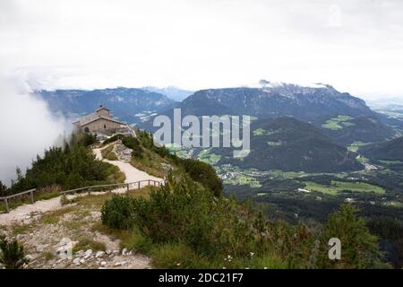 Kehlsteinhaus, Adlerhorst, Berchtesgaden in Deutschland, Geschichte Ort schöne Landschaft auf Berggipfel mit Nebel, bewölkten Hintergrund Schönheit Stockfoto