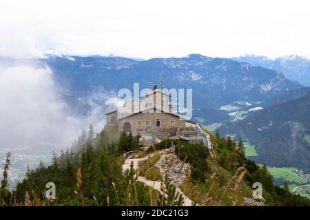 Kehlsteinhaus, Adlerhorst, Berchtesgaden in Deutschland, Geschichte Ort schöne Landschaft auf Berggipfel mit Nebel, bewölkten Hintergrund Schönheit Stockfoto