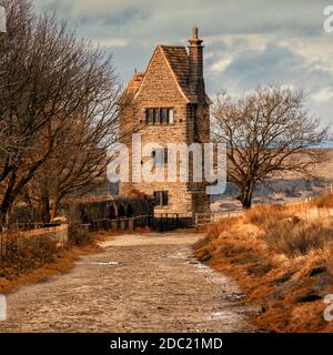 Rivington Pike und Winter Hill über Anglezarke Reservoir in der West pennines Stockfoto