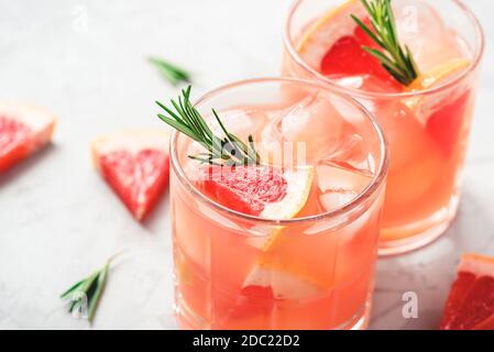 Erfrischender Grapefruit-Cocktail mit Eis und Rosmarin. Stockfoto