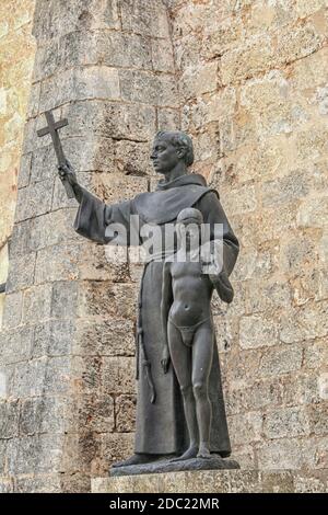 Statue des heiligen Franz von Assisi (italienisch: San Francesco d'Assisi) , mit Kreuz und jungen Jungen in Havanna, Kuba Francisco d'Assisi, ursprünglicher Name Fran Stockfoto