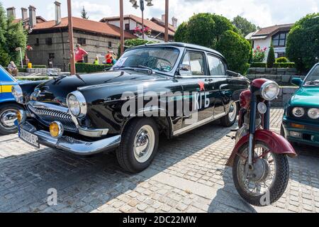 Altmodische Auto GAZ-21 Wolga auf der Straße KGB Edition Stockfoto